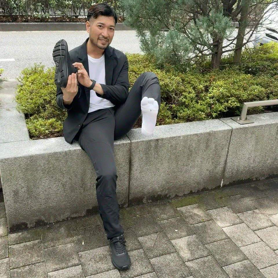 3本指ソックスを着用した男性